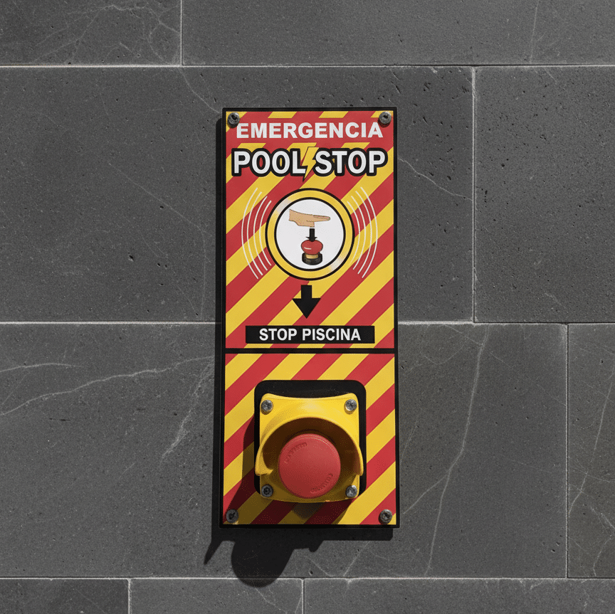 Sistema PoolStop modelo de pared instalado para seguridad en piscinas
