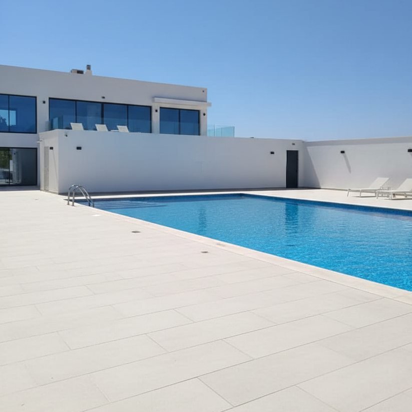 Borde de piscina de uso colectivo sin sistema de parada de emergencia accesible según normativa.