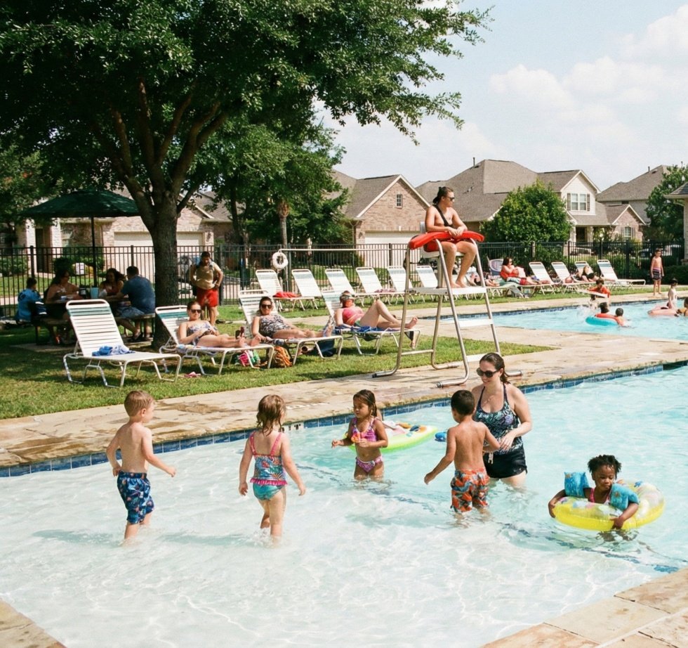 Vecinos disfrutando de una piscina comunitaria segura